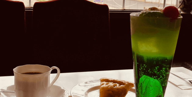 カフェ英国館のコーヒーとメロンソーダとアップルパイ