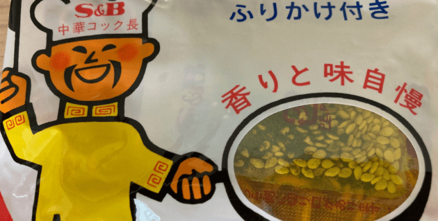 大きな中華鍋を振るコックが描かれたパッケージ