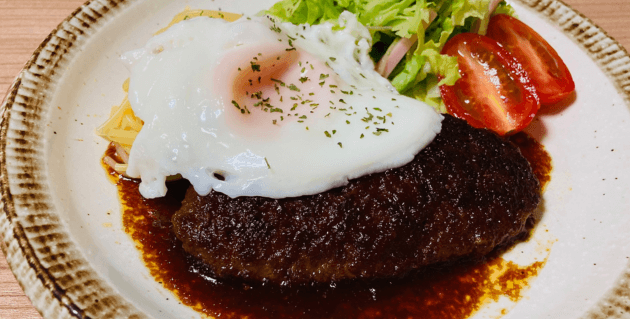 白老牛ハンバーグと目玉焼き、サラダ、パスタでワンプレートご飯