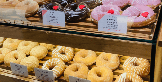 ふわもち邸まちなか店のドーナツ棚右側