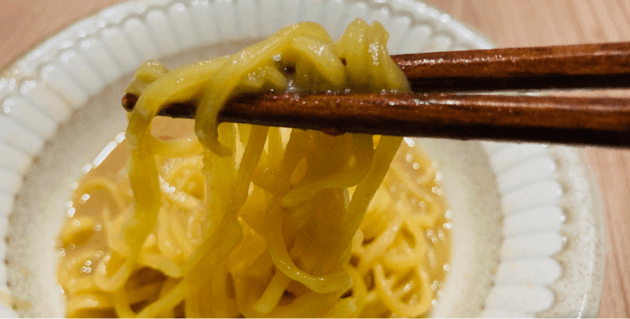 ラ王の麺の箸上げ