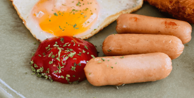 目玉焼きとケチャップを添えたオイシックスのウィンナー