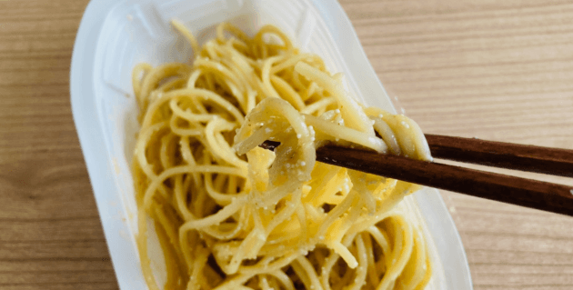 箸で持ち上げたセコマの和風たらこパスタ