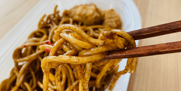 箸で持ち上げたセコマの焼きそば