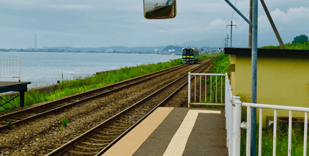 北舟岡駅から出発する普通列車