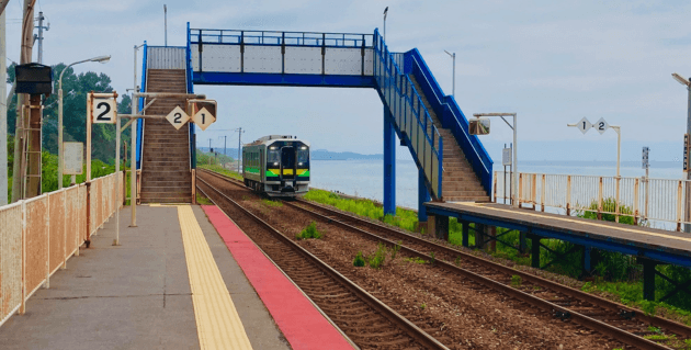 北舟岡駅に入ってくる普通電車