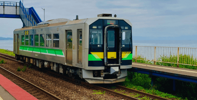 北舟岡駅に着いた普通列車