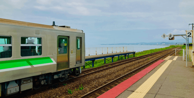 北舟岡駅に停車中の電車