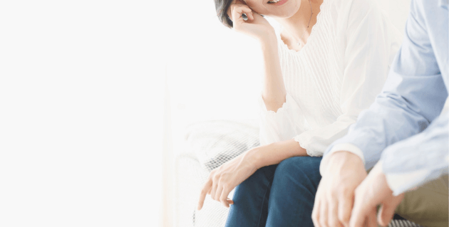 話し合う2人