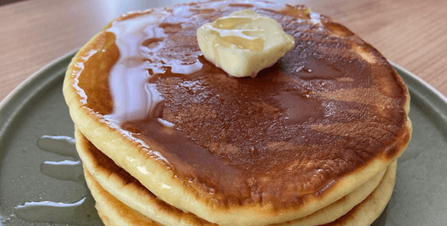 バターとシロップたっぷりのパンケーキ