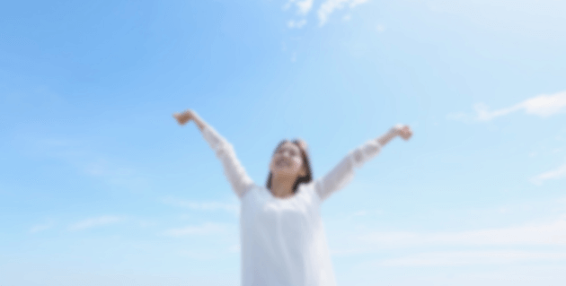 背伸びをする女性