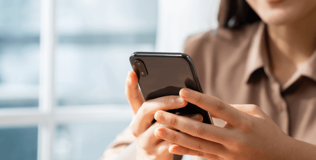 スマホを操作する女性