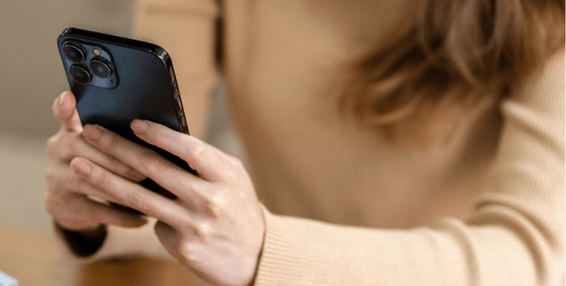 スマホを見る女性