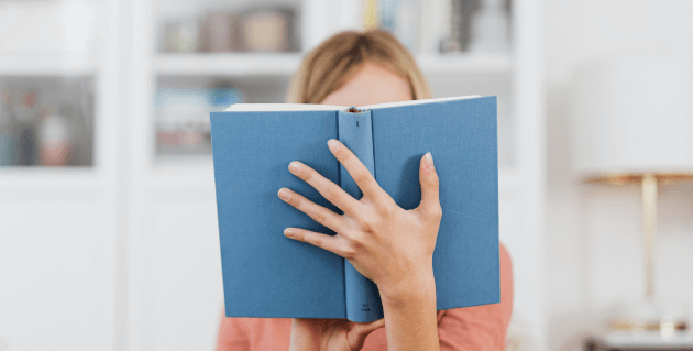 本を読む女性