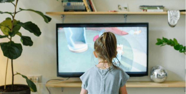 テレビを見る女の子