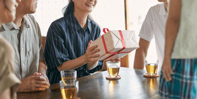 プレゼントを受け取る女性