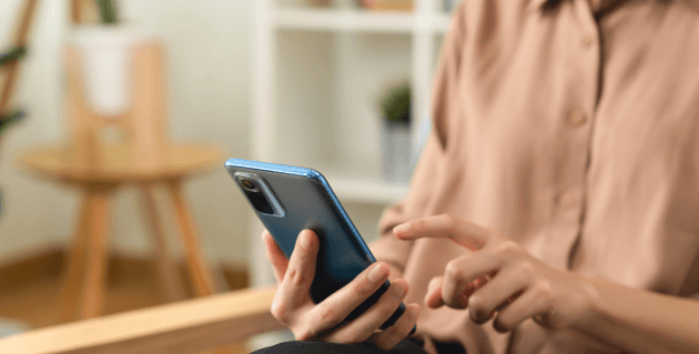 スマホでメールを送信する女性