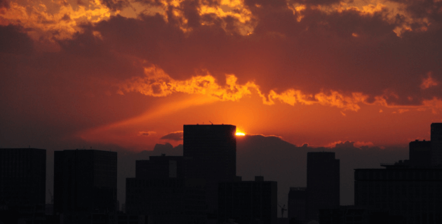 ビルの谷間に落ちる夕日