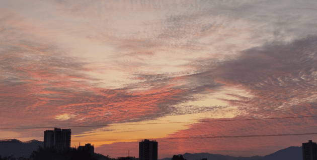 夕焼けに包まれる町