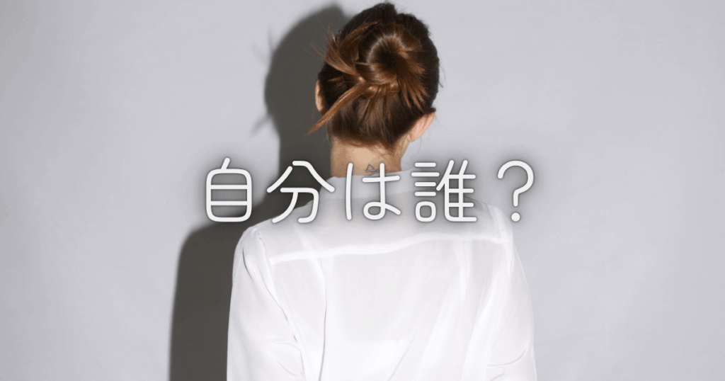 後ろを向く女性