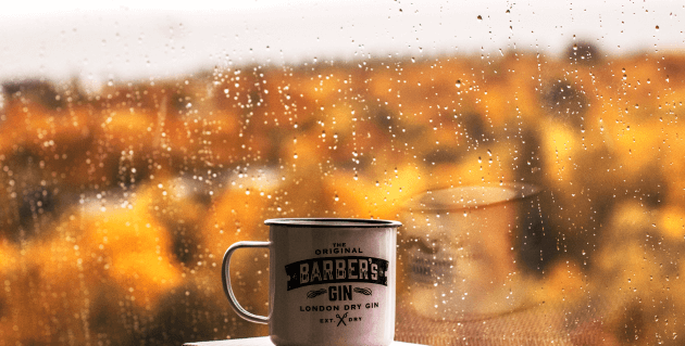 雨の窓辺とコーヒー