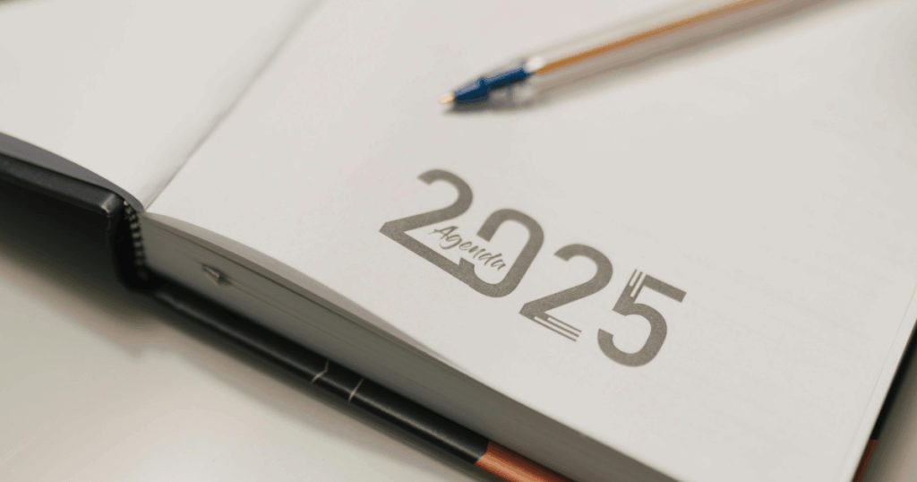 ノートに書かれた「2025」