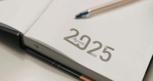 ノートに書かれた「2025」