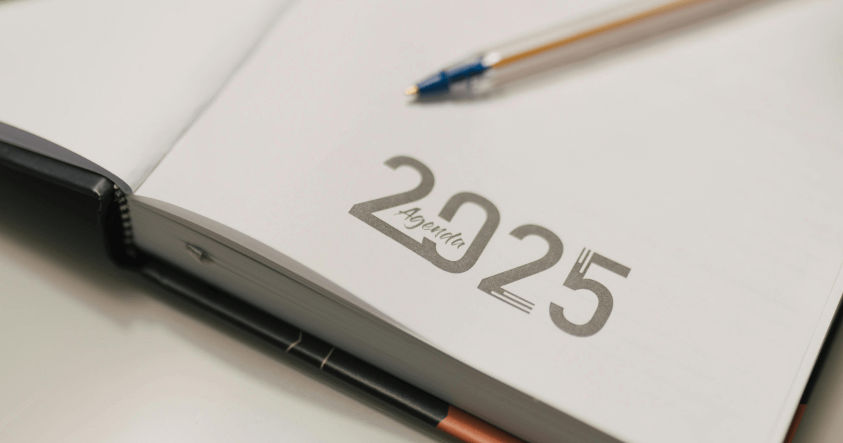 ノートに書かれた「2025」