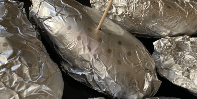 つまようじが刺さったさつまいも