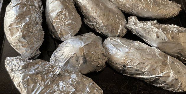 アルミホイルに包んださつまいも