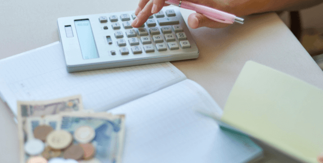 電卓を打つ女性の指