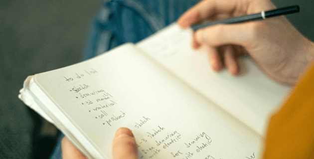 ノートを書く女性