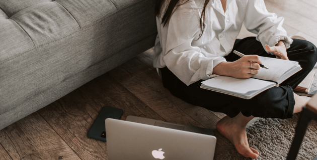 手帳を開く女性