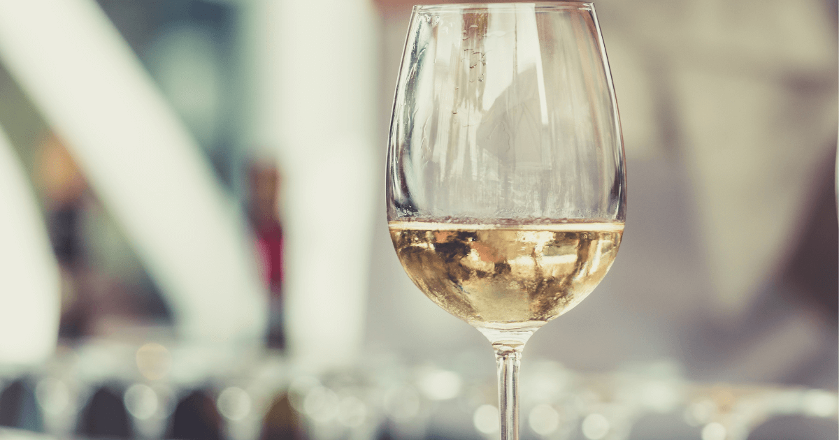 白ワイン入りのグラス