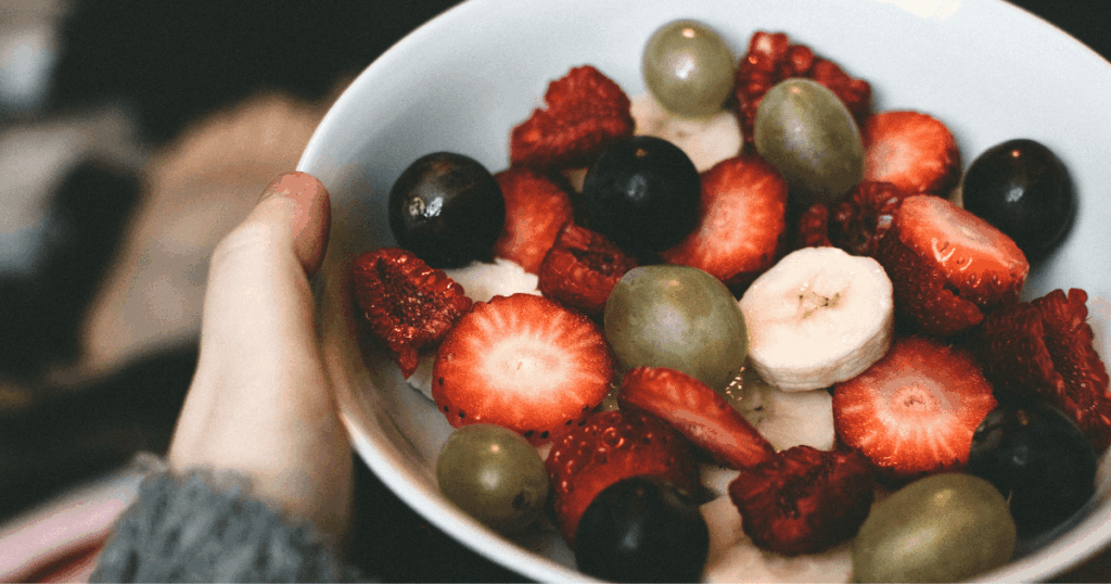 皿に入ったいちごやぶどう