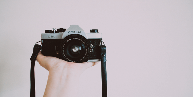 カメラを持つ手