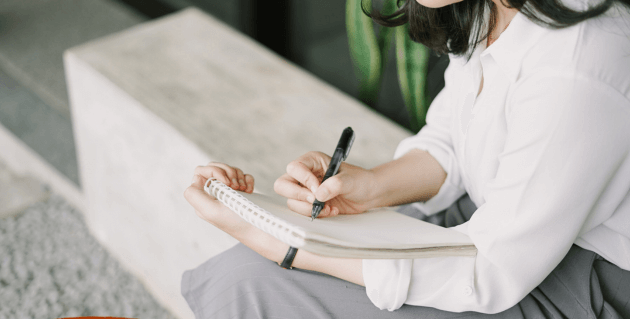 メモする女性
