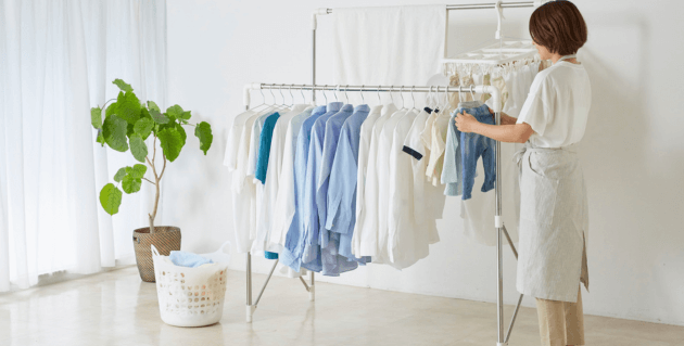 洗濯物を干す女性