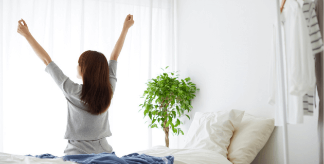 背伸びする女性