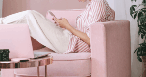 ソファでスマホを見る女性