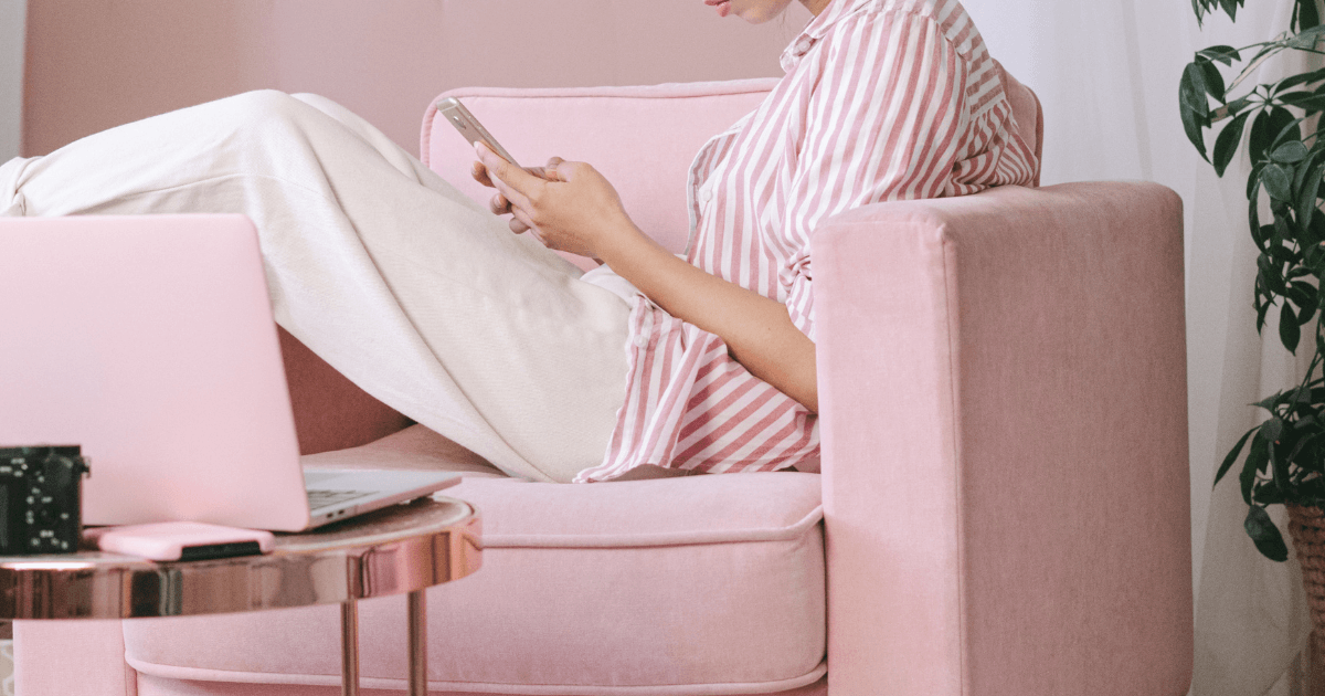 ソファでスマホを見る女性